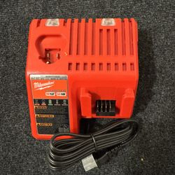 Milwaukee M12 and M18 12-Volt/18-Volt Lithium-Ion Multi-Voltage 12V DC Vehicle Battery Charger