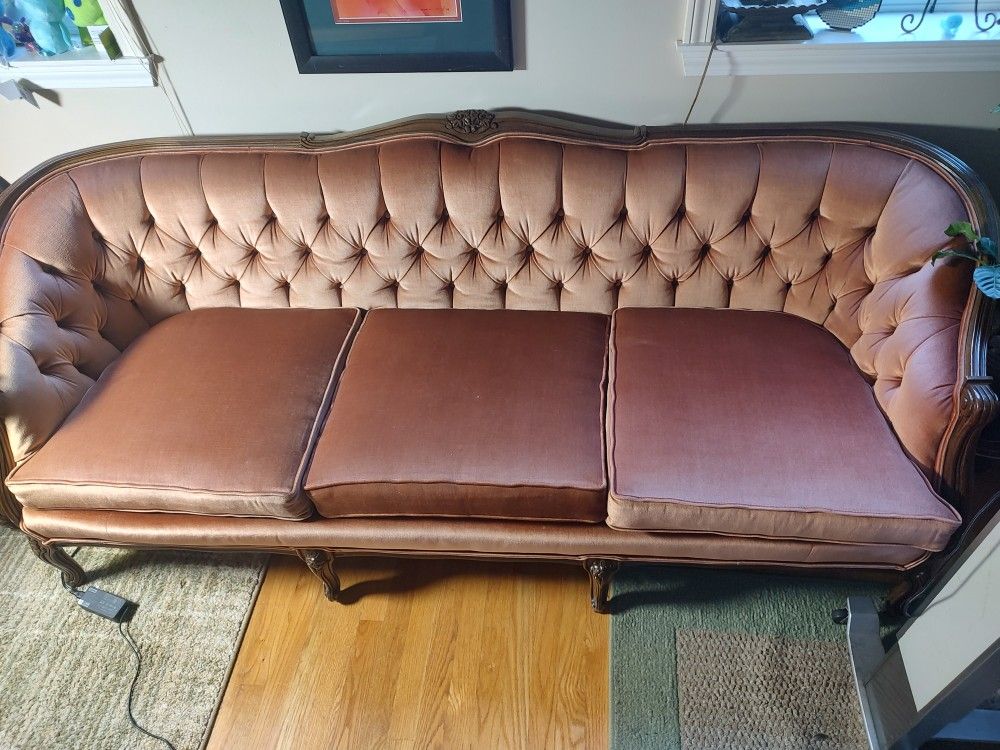 Victorian-style Pink Couch