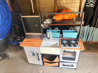 Children’s play kitchen