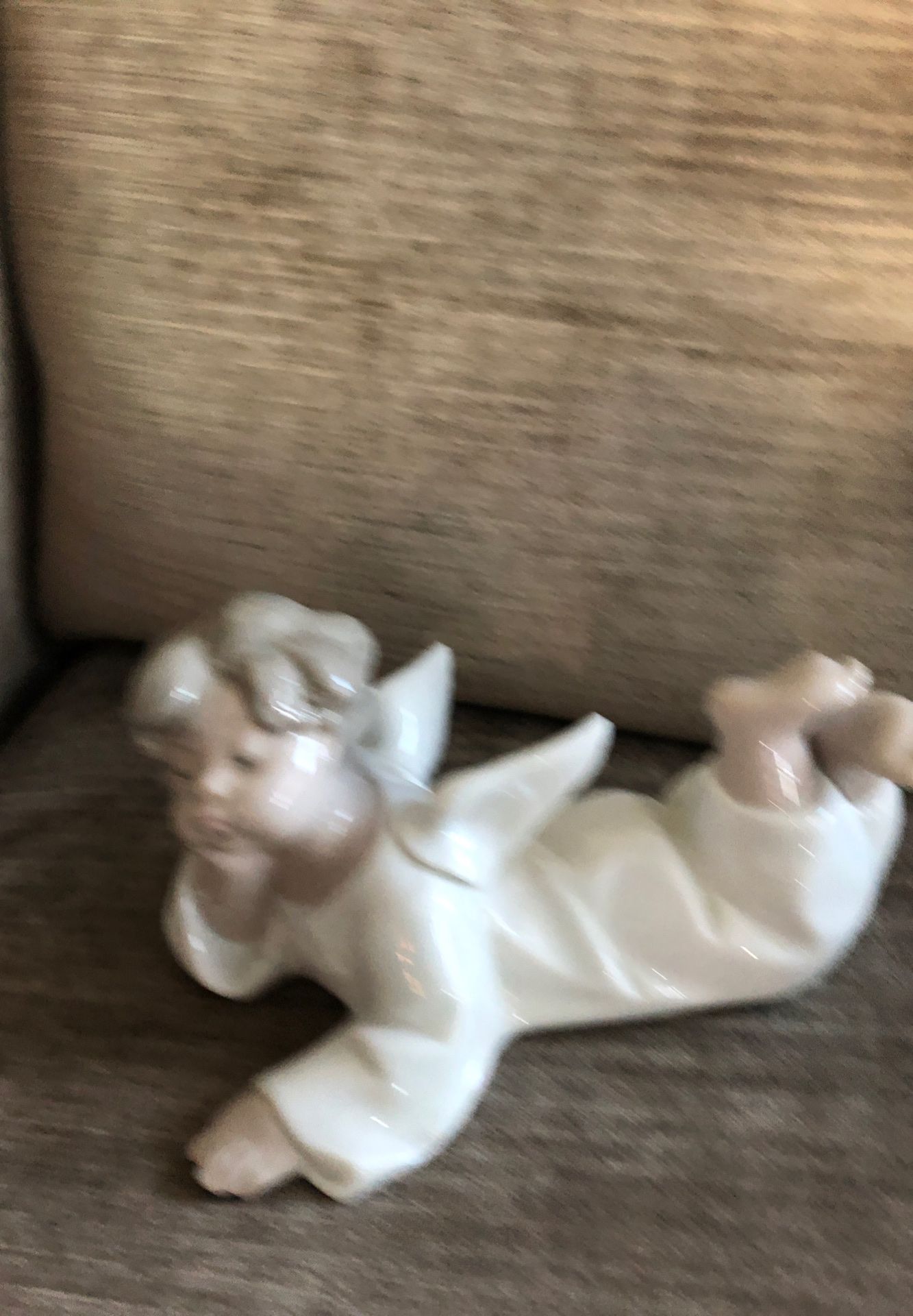 Lladro figurine: Angel, Reclining