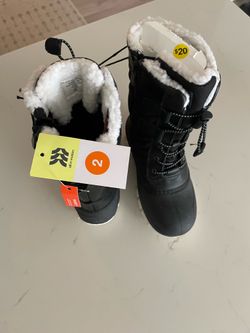 Brand New Youth Snow Boots size: Y2