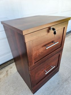File Cabinet with keys!