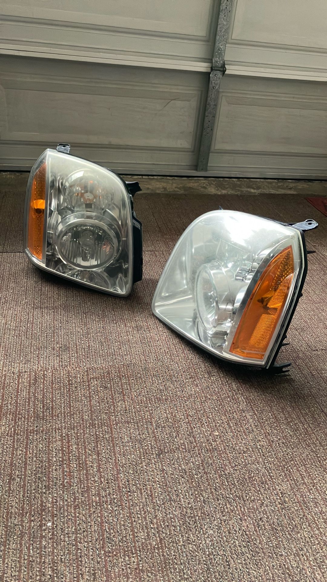 2010 GMC Yukon Headlight’s