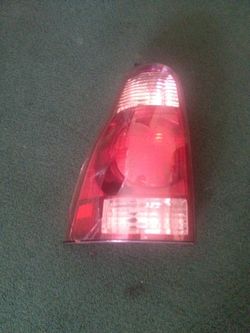 2005 Toyota 4 runner driver side break light unit. Has crack! But everything works!