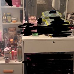Vanity In Good Condition.