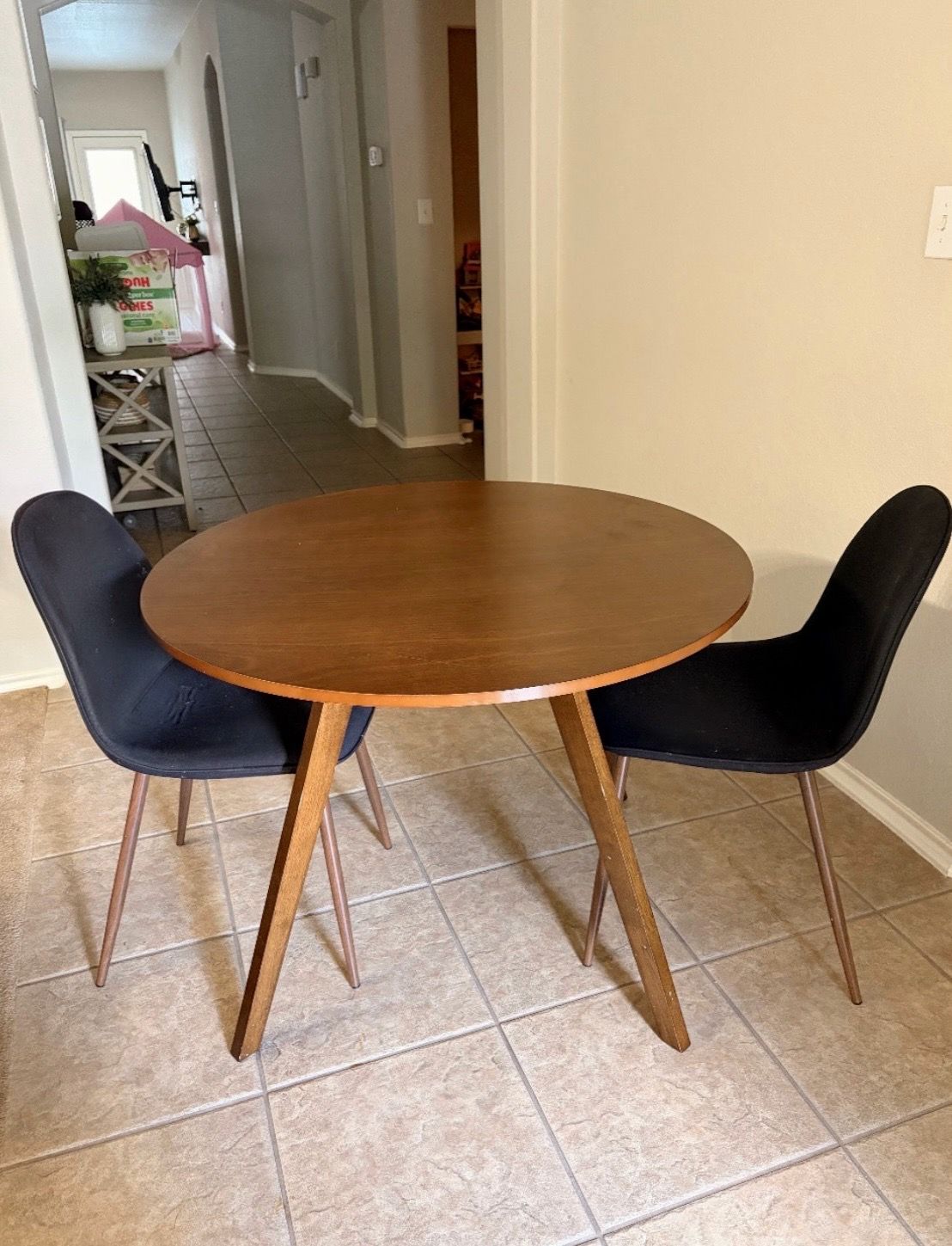 Round Table w/ chairs