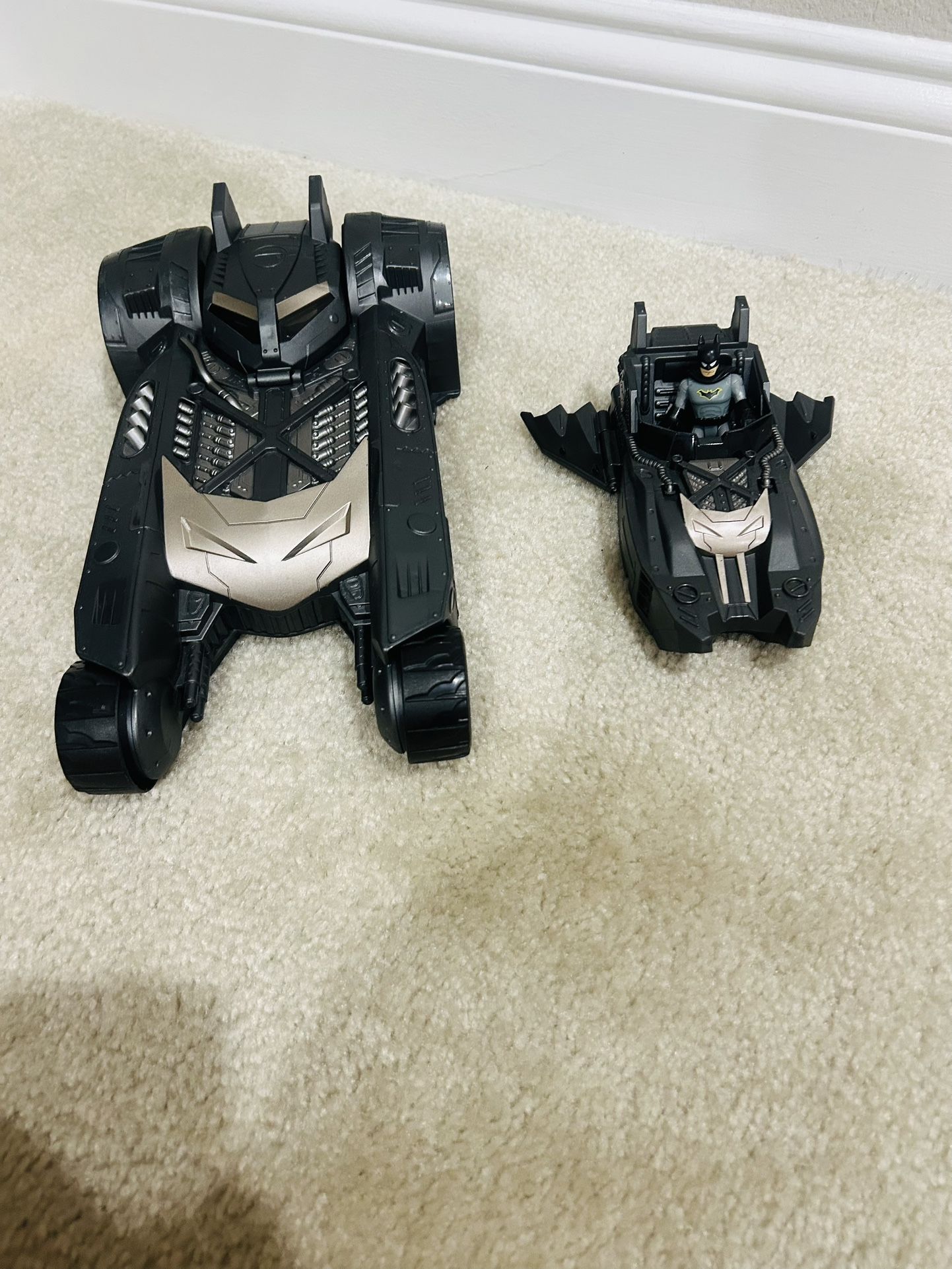 DC Comics Spin Master Batman Batmobile and Batboy 2 in 1 Transforming Vehicle, for Use 4 inch Action Figures, Kids Toy. Includes Bat man toy and works