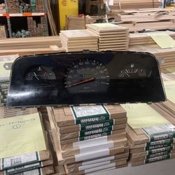89-95 Toyota Pickup Gauge Cluster