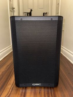 QSC CB10 Powered Speaker with Battery