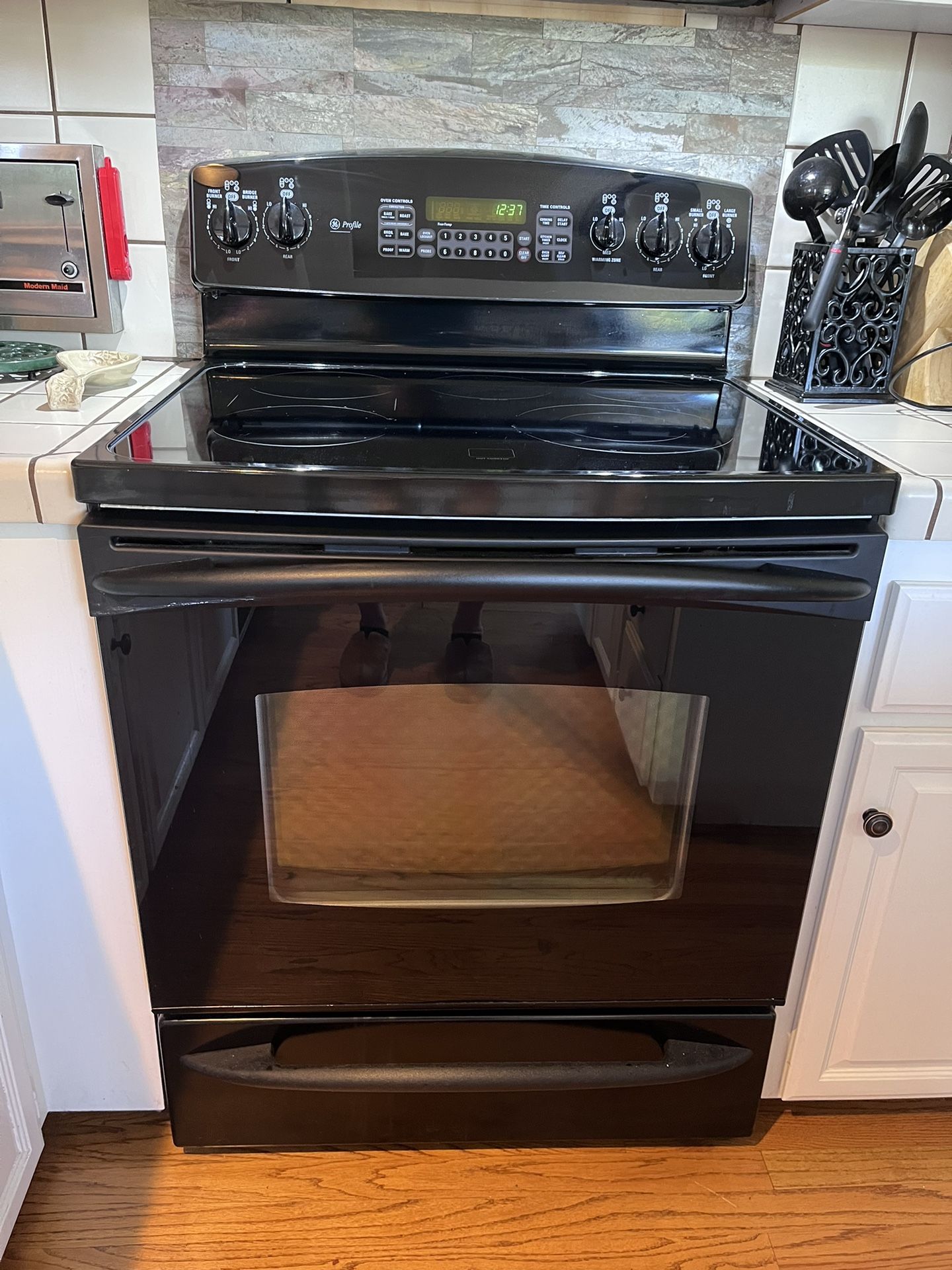 Used Electric GE Profile Stove w Convection Oven