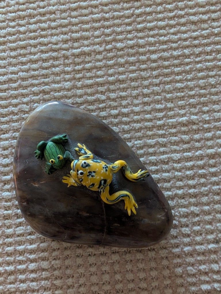 FROG FIGURINES MOUNTED ON A POLISHED STONE