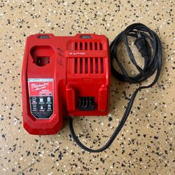 Milwaukee M12 and M18 12-Volt/18-Volt Lithium-Ion Multi-Voltage Rapid Battery Charger