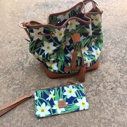 Dooney Bourke purse  With wristlet floral Lily Pattern 