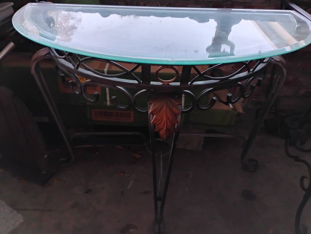 Versible Accent Table 