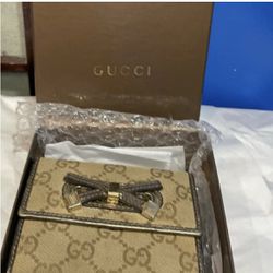 Authentic Gucci GG Canvas bifold wallet purse beige gold ribbon