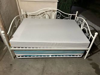 CAMA FULL SZ DE METAL ARRIBA COLCHÓN MEMORY FOAM Y ABAJO TWIN SZ COLCHÓN REGULAR USADA BUENA CONDICIÓN