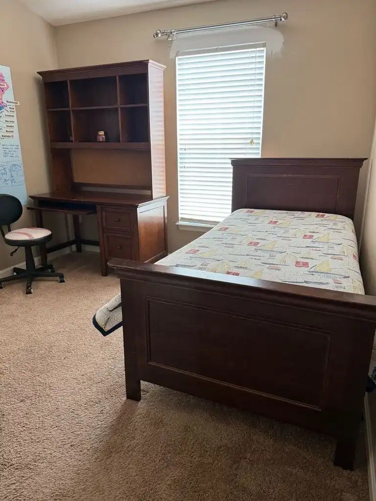 HAVERTYS Youth Bedroom Set. Twin Bed, Desk And Hutch