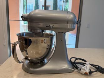 KitchenAid Artisan Mini 3.5 qt stand mixer, opened but never used