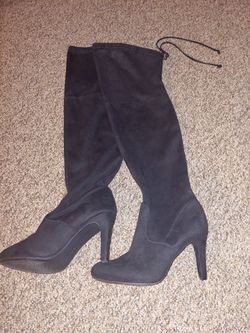 Woman's heel boots size 6 black