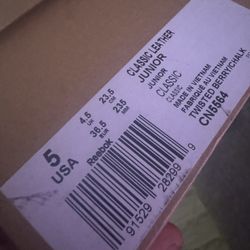 Reebok juniors size 5 