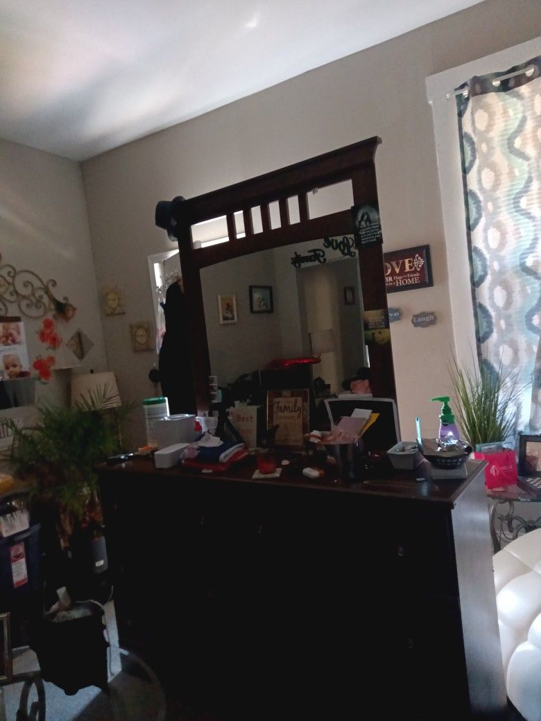 Dresser With Mirror