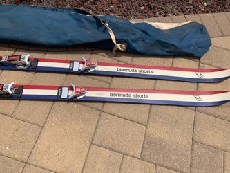 Vintage Bermuda Shorts skis with LOOK bindings