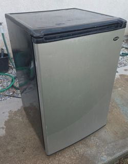 Sanyo mini fridge