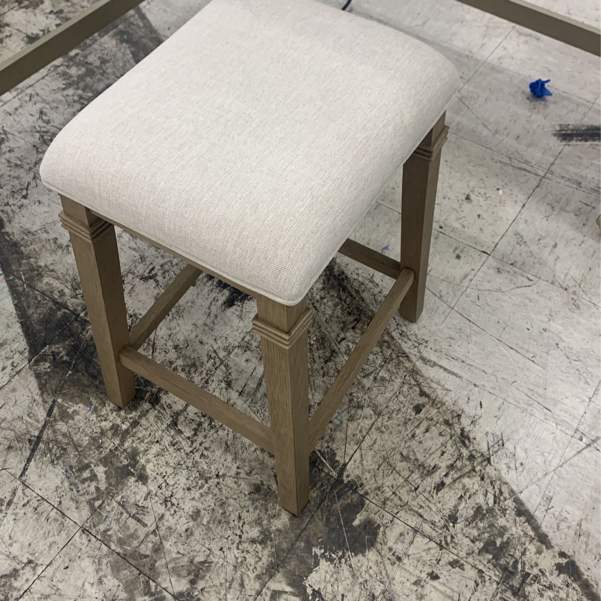 Quien Corned Desk With Lift USB
