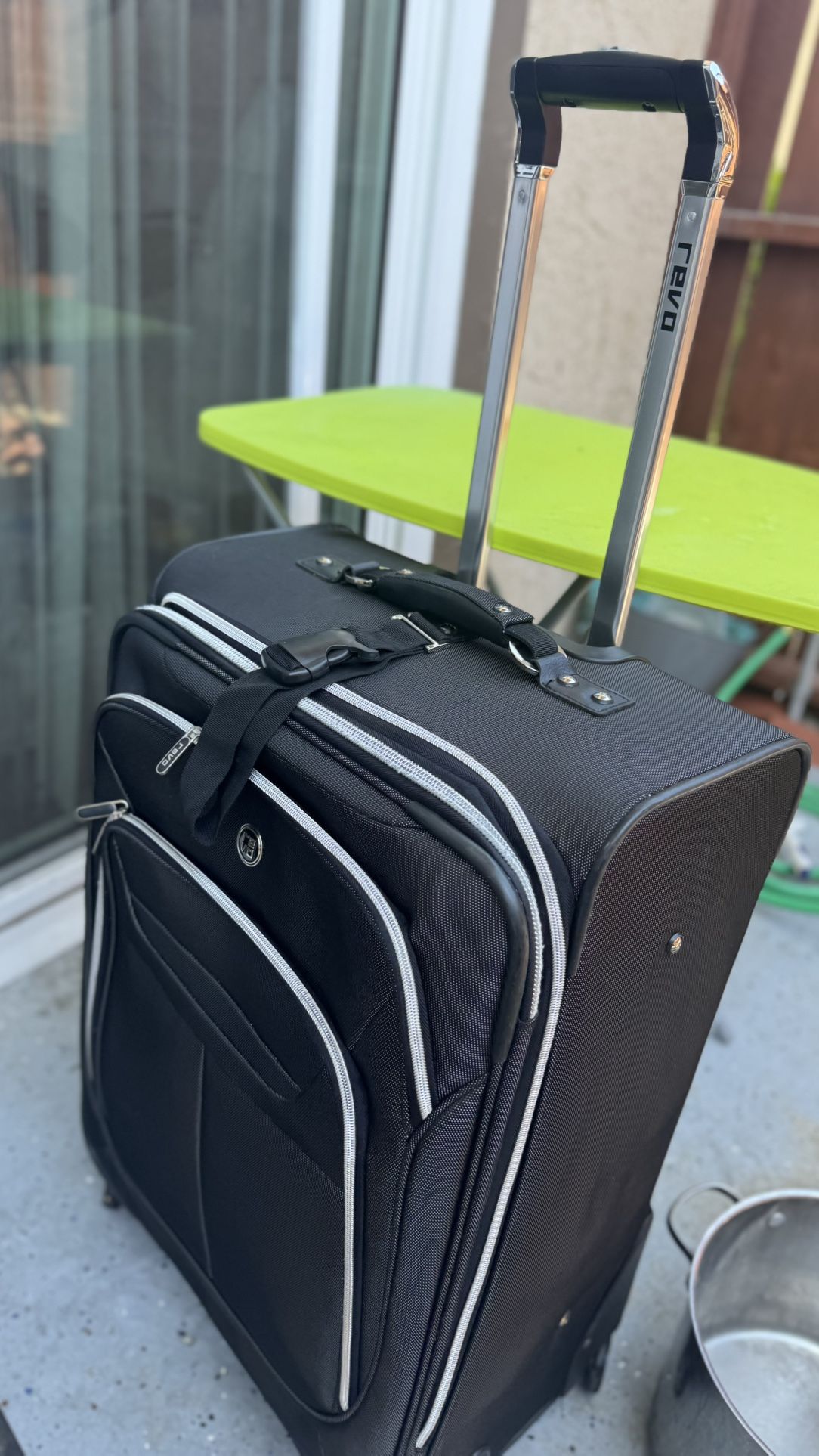 black Samsonite expandable spinner 28”suitcase Revo Luggage