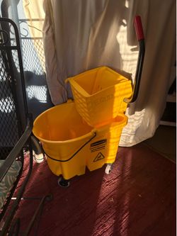 Rubbermaid mop, bucket with ringer