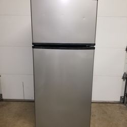 Estate by Whirlpool refrigerator (Delivery Available)