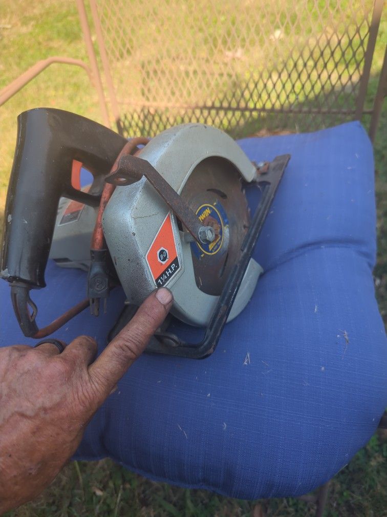 Black& Decker 7 And 1/4-in Circular Saw $2