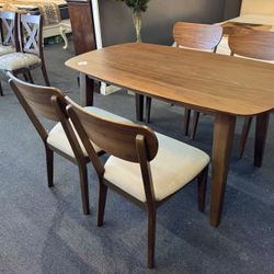 Dining table and chair set (5 pieces)，$420