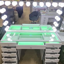 Vanity Set With 18 Bulbs and Bluetooth speakers!