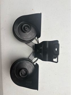 2018 Explorer electric horn assembly