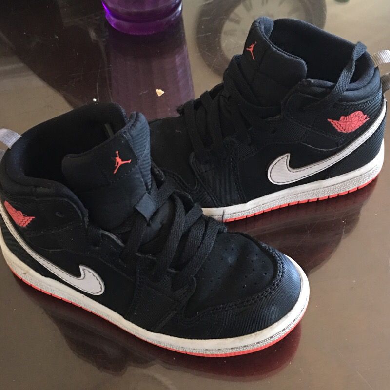 Jordan's for toddlers size 9 they are almost new