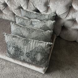 4 Pillow  excellent condition