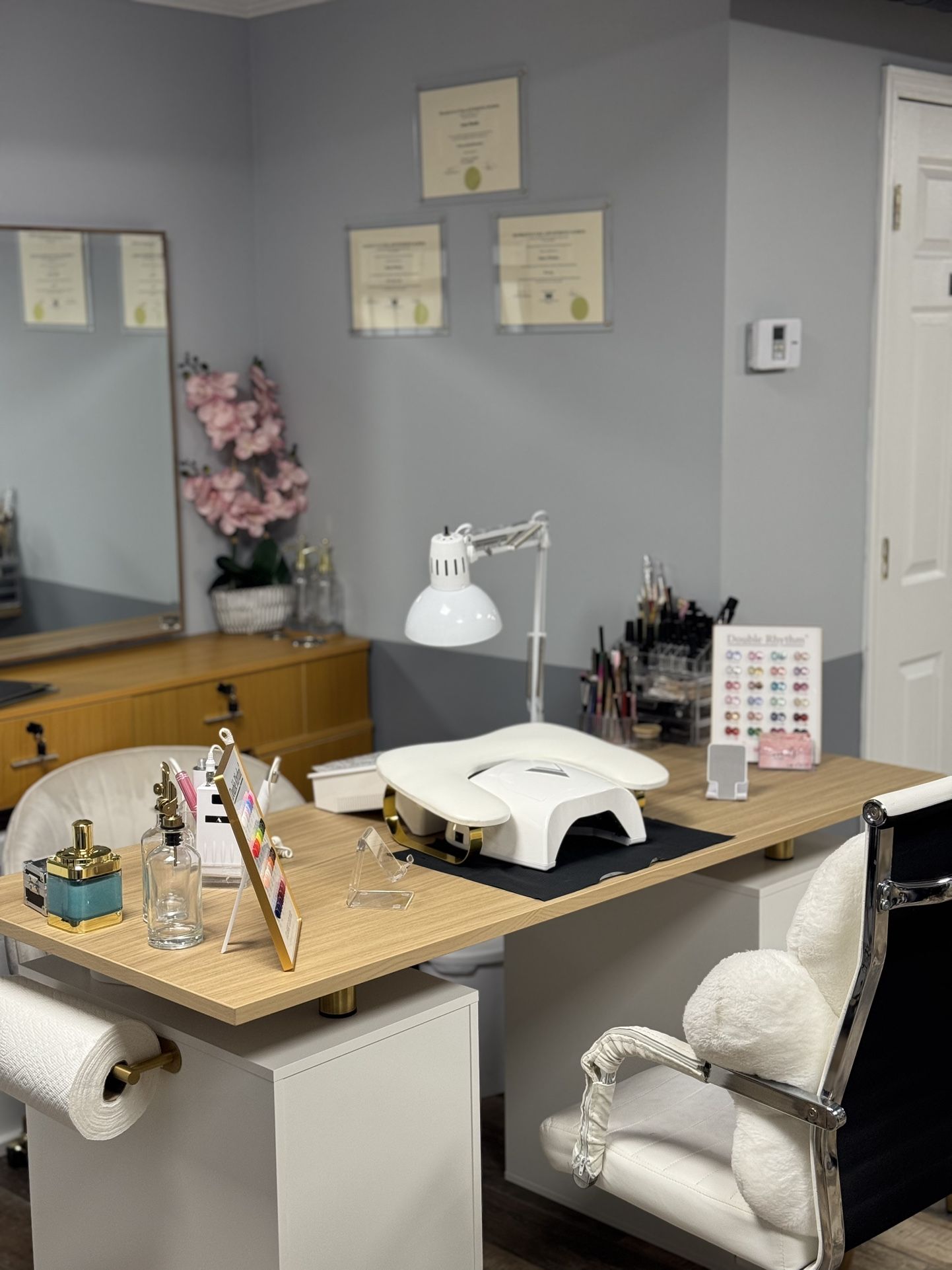 I bought a new desktop table two days ago, but it's way too big for the space I have.