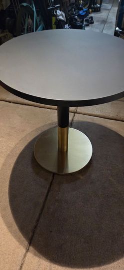 30" round black table