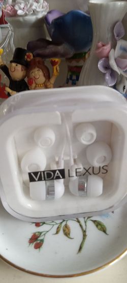 Vida Lexus White Wired Earbuds
