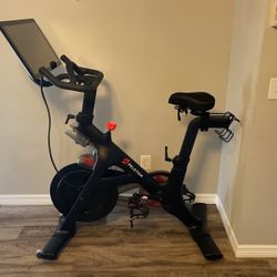 Peloton Bike - Excellent Condition 