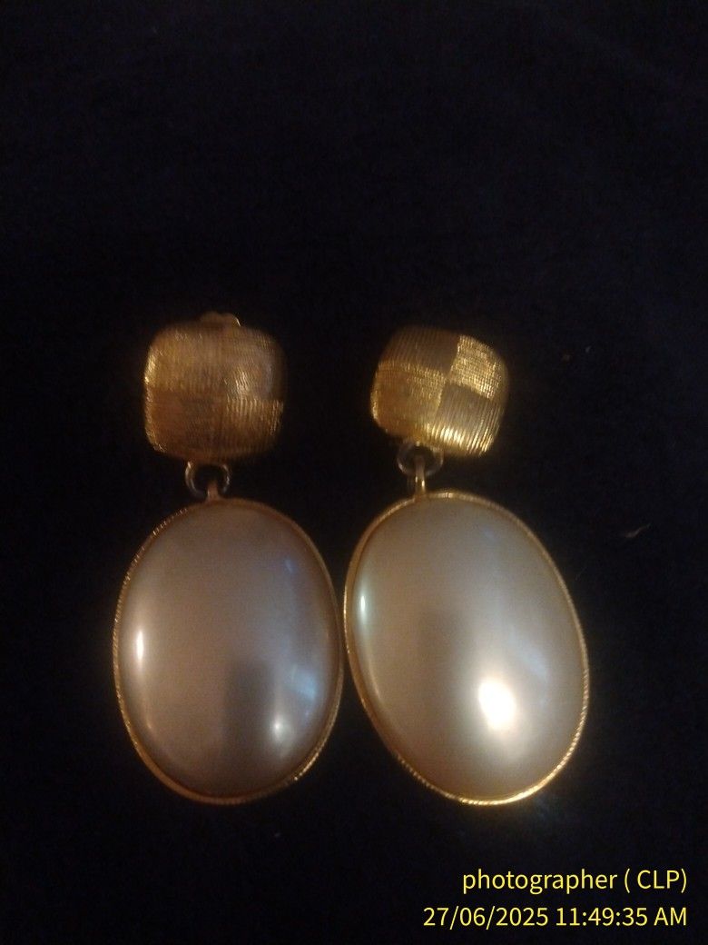 Vintage Old Clip-on Plastic Earrings