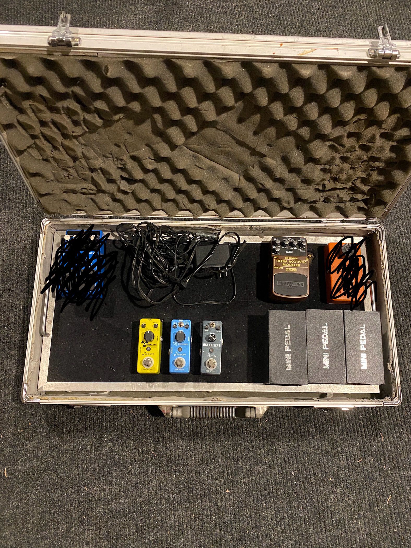 Pedalboard Complete - 4 Pedals, Power supply and Case