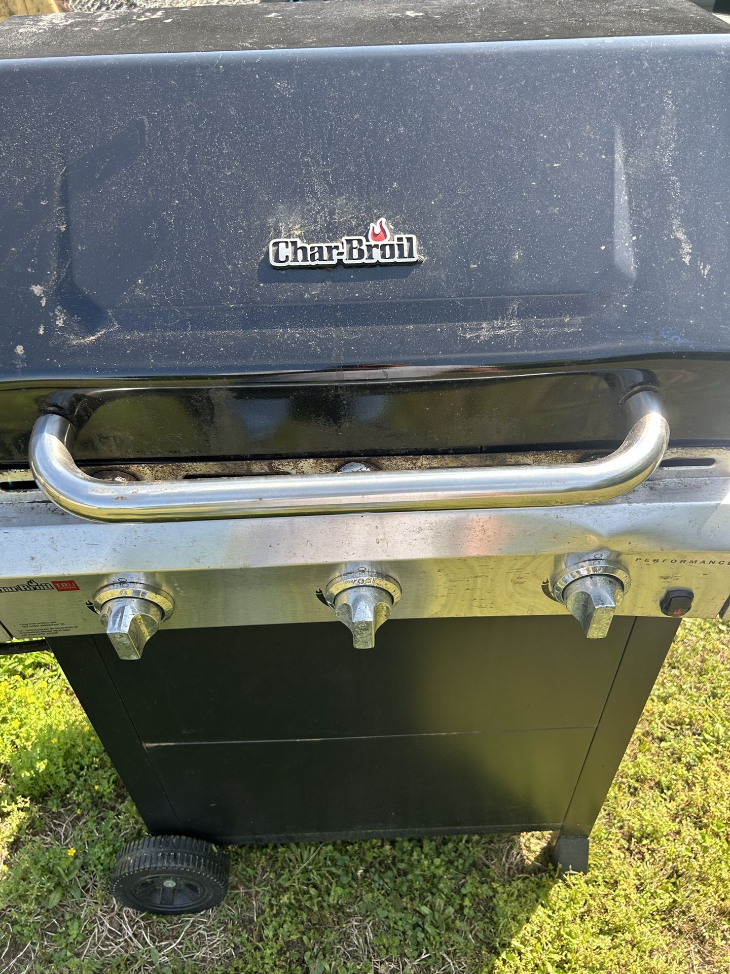 Gas Grill With A Full Tank Of Gas / Read Below ⬇️