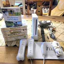 Wii Sports  Bundle. Console, 10 Game Lot,2 Controllers,2 Nunchucks, Super Mario Galaxy . Loaded