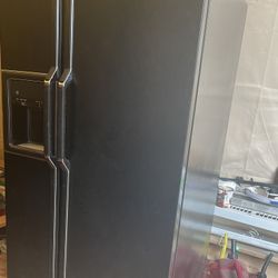 GE 25.3-cu ft Side-by-Side Refrigerator with Ice Maker