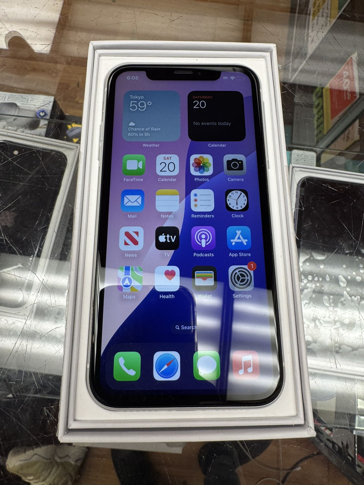 Apple iPhone XR 64gb white unlocked 81 Percent Battery Health