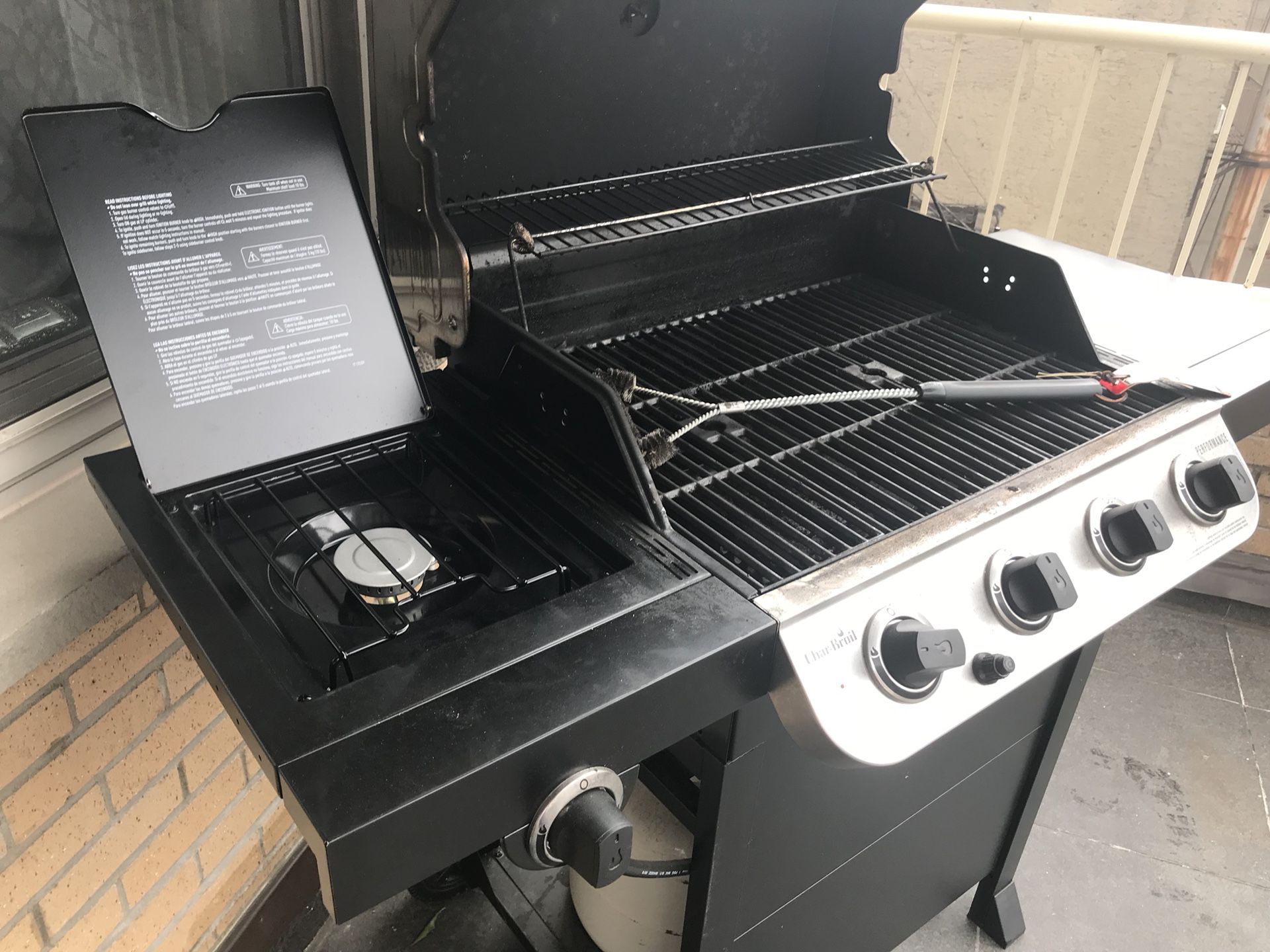 Char-Broil 4 burner grill-cover & propane tank included!