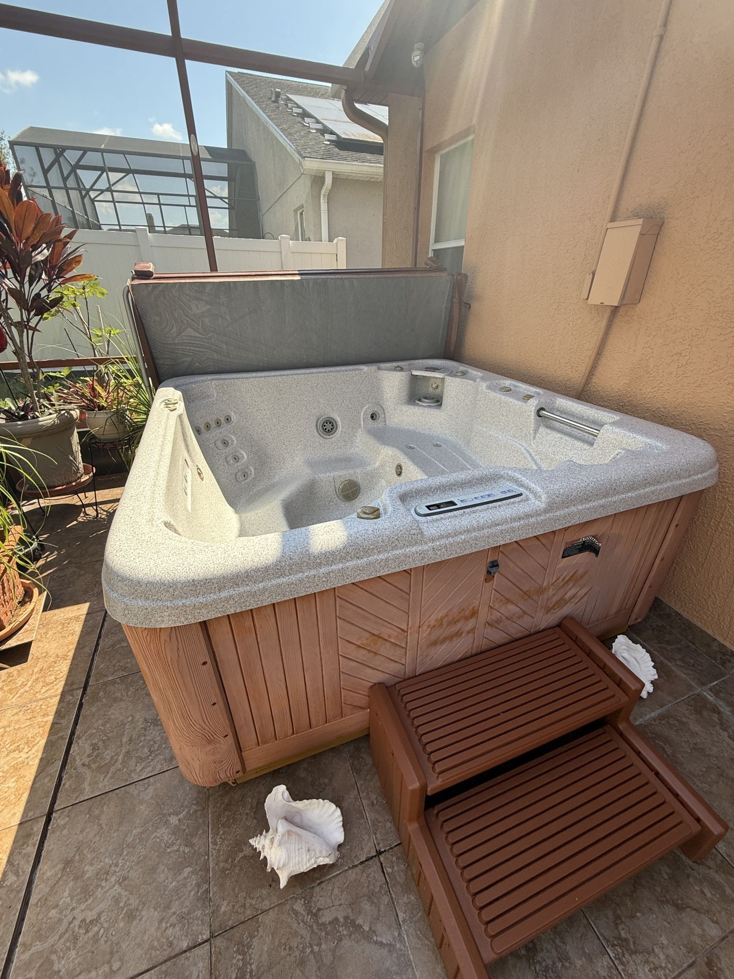 Leisure Bay 4-6 Person Hot Tub/Spa
