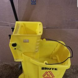 2 Rubbermaid Mop Buckets 